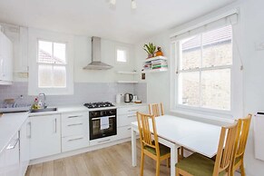 Bright and Airy 3 Bedroom Maisonette in South London