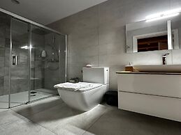 Heritage Living Apartment With Spectacular Views