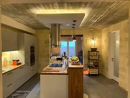 Heritage Living Apartment With Spectacular Views