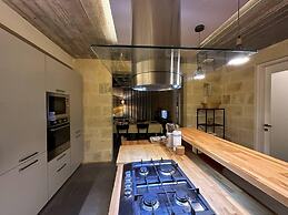 Heritage Living Apartment With Spectacular Views