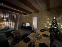 Heritage Living Apartment With Spectacular Views