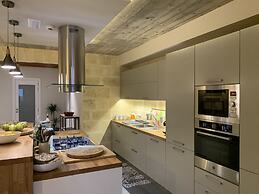 Heritage Living Apartment With Spectacular Views