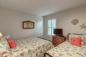 Dock Holiday 2 Bedroom Condo by Redawning
