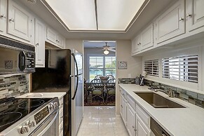 Dock Holiday 2 Bedroom Condo by Redawning