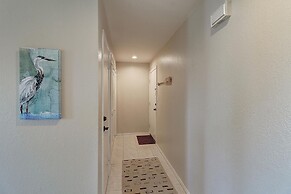 Dock Holiday 2 Bedroom Condo by Redawning