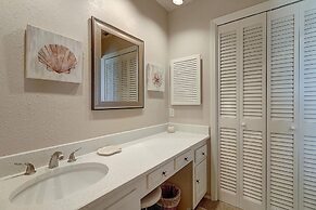 Dock Holiday 2 Bedroom Condo by Redawning