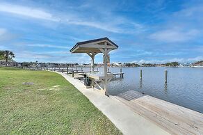 Dock Holiday 2 Bedroom Condo by Redawning