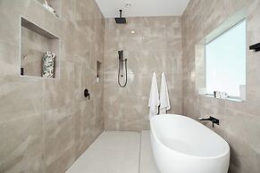 Mama Taras Luxury Villa