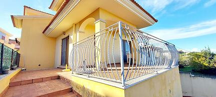 Villa a Stones Throw From the sea