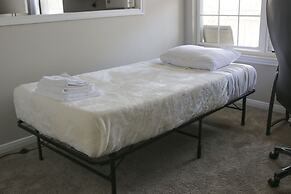 Entire Cozy Nest Minutes From Dulles Airport