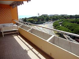 Splendid Three-room Apartment for 6 Guests Near the sea by Beahost Ren