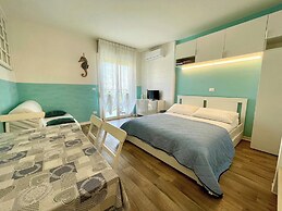 Bright and Colorful Studio With sea View