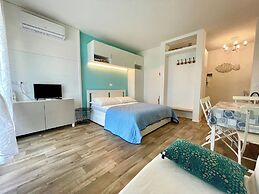 Bright and Colorful Studio With sea View
