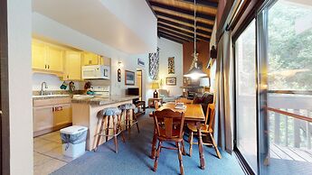 La Vista Blanc 44 Cozy Mountain Home with Fireplace, Close to Meadow a