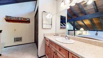 La Vista Blanc 44 Cozy Mountain Home with Fireplace, Close to Meadow a