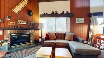 La Vista Blanc 44 Cozy Mountain Home with Fireplace, Close to Meadow a