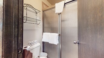 La Vista Blanc 44 Cozy Mountain Home with Fireplace, Close to Meadow a