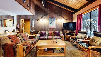Horizons 4 186 Centrally Located, Spacious Mammoth Home with Cozy Fire