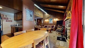Horizons 4 186 Centrally Located, Spacious Mammoth Home with Cozy Fire
