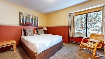 Horizons 4 186 Centrally Located, Spacious Mammoth Home with Cozy Fire