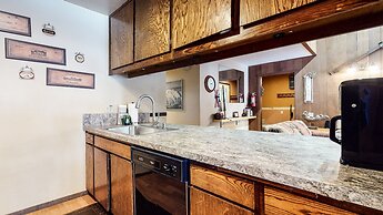 Horizons 4 186 Centrally Located, Spacious Mammoth Home with Cozy Fire