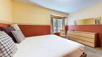 Horizons 4 186 Centrally Located, Spacious Mammoth Home with Cozy Fire