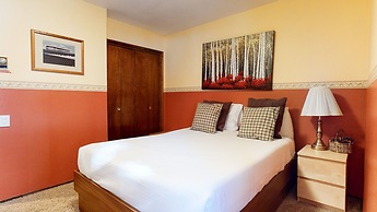 Horizons 4 186 Centrally Located, Spacious Mammoth Home with Cozy Fire