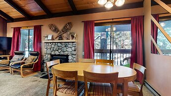 Horizons 4 186 Centrally Located, Spacious Mammoth Home with Cozy Fire