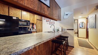 Horizons 4 186 Centrally Located, Spacious Mammoth Home with Cozy Fire
