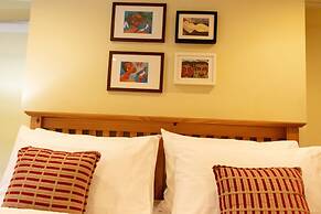 Trendy Two Bed Apartment With Private Garden