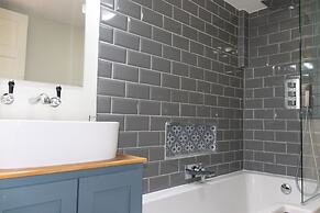 Trendy Two Bed Apartment With Private Garden