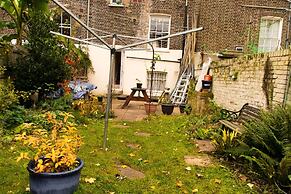 Trendy Two Bed Apartment With Private Garden