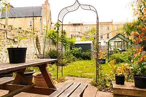 Trendy Two Bed Apartment With Private Garden