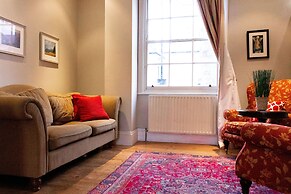 Trendy Two Bed Apartment With Private Garden