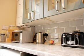 Trendy Two Bed Apartment With Private Garden