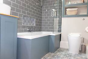 Trendy Two Bed Apartment With Private Garden