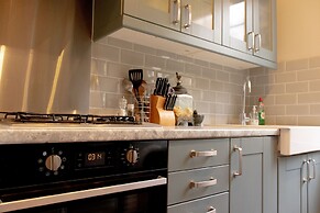 Trendy Two Bed Apartment With Private Garden