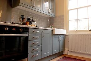 Trendy Two Bed Apartment With Private Garden