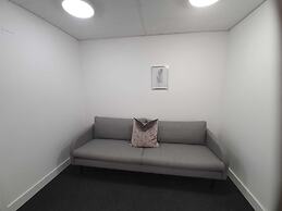 Livestay - 1bed Apt Private Building Free Parking