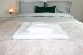 Livestay - 1bed Apt Private Building Free Parking