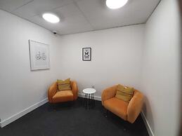 Livestay - 1bed Apt Private Building Free Parking