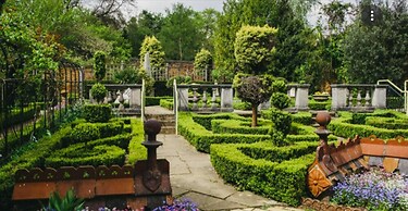 Livestay - 1bed Apt Private Building Free Parking