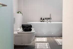 Exquisite 2400sqft 3 Bed Brick Lane Pad