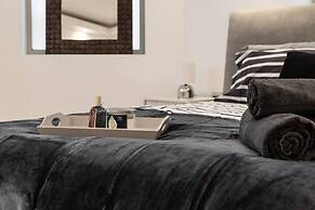 Exquisite 2400sqft 3 Bed Brick Lane Pad