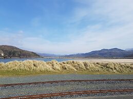 48 Glan Y Mor