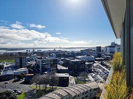 Luxe Apt w Harbour-Sunset Views -Parking