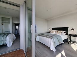 Luxe Apt w Harbour-Sunset Views -Parking