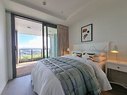 Luxe Apt w Harbour-Sunset Views -Parking
