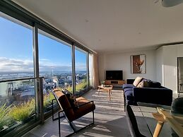 Luxe Apt w Harbour-Sunset Views -Parking