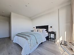 Luxe Apt w Harbour-Sunset Views -Parking